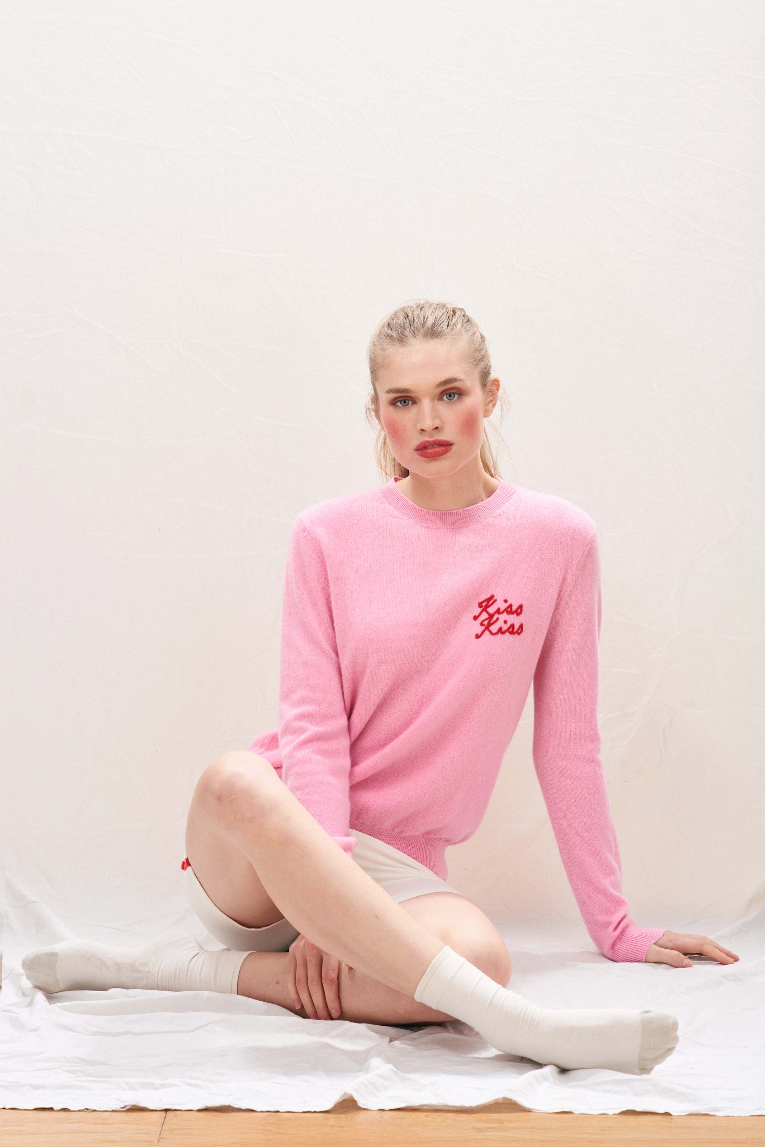 Cashmere Kiss Kiss Crew in Pink - Image 2